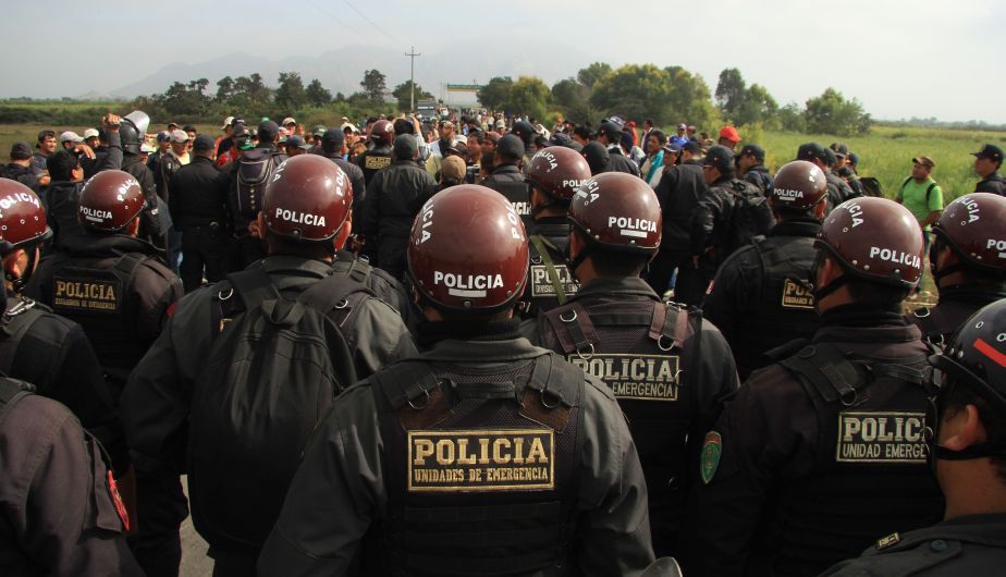 Trabajadores de Agro Pucalá se enfrentaron a la Policía por la administración judicial de la azucarera. (Fabiola Valle)