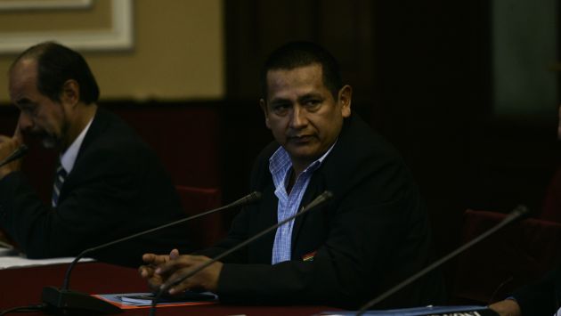 Walter Acha se aferraba a su permanencia en la Comisión de Defensa. (Peru21)
