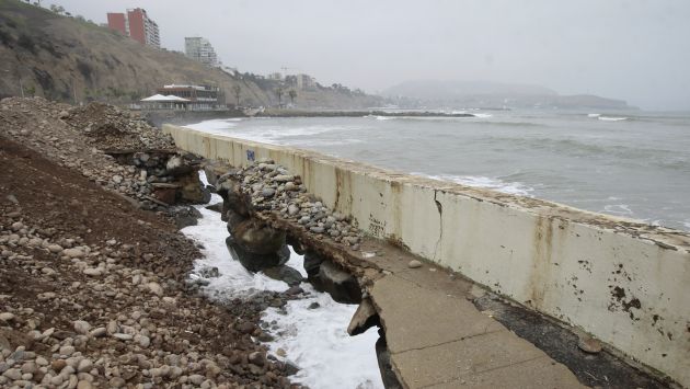El mar ha destruido parte del malecón en Barranco y amenaza a varios negocios. (David Vexelman)