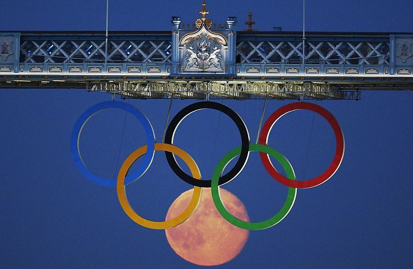 El tradicional símbolo de los Juegos Olímpicos tuvo una invitada especial cuando la luna decidió convertirse en el sexto aro de las Olimpiadas de Londres 2012. (Reuters)