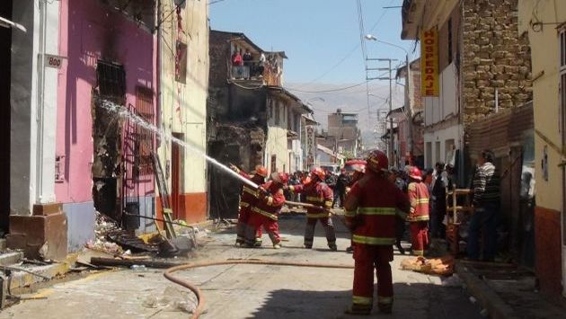 Bomberos lucharon varias horas contra el incendio. (Andina)