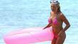 FOTOS: Pamela Anderson y su flotador rosa en Hawái