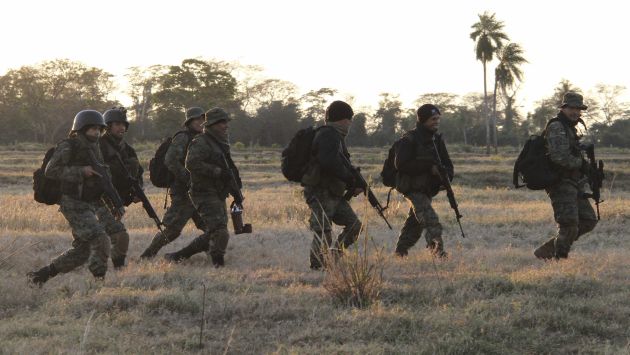 Policías paraguayos en la zona donde abatieron a cinco campesinos el fin de semana. (AFP)