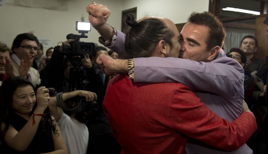 Rodrigo Borda y Sergio Miranda sellaron su unión con un beso. (AFP)