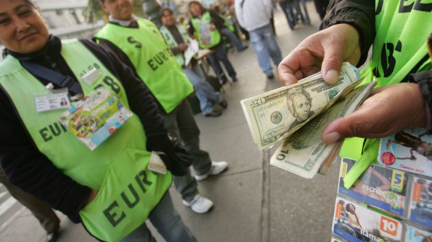 Al alza. La cotización del dólar se mantendría por encima de los S/.2.80, estiman analistas. (Fidel Carrillo)