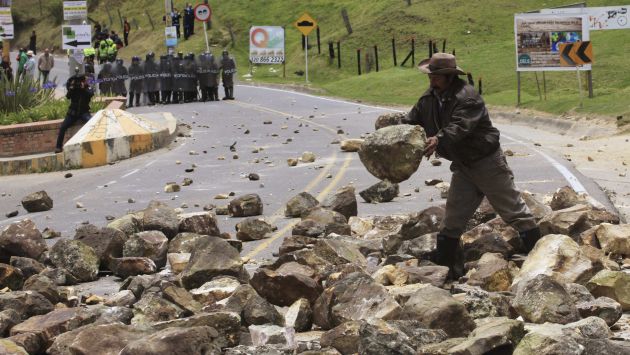 Con piedras y palos campesinos y cafetaleros colombianos bloquearon las vías de su país. (Reuters)