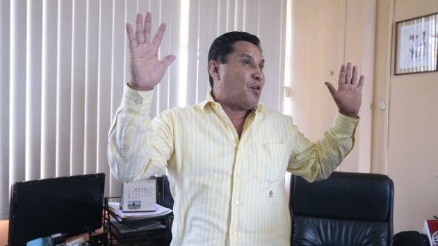 Carlos Burgos es cuestionado por mentir en su hoja de vida. (Peru21)