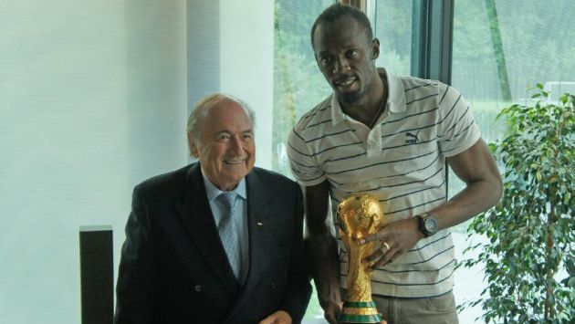 Blatter elogió a Bolt y lo invitó al Mundial de Brasil 2014. (@FIFAMedia)