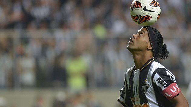 Ronaldinho demostró que está vigente y que es un crack de cracks. (AFP)
