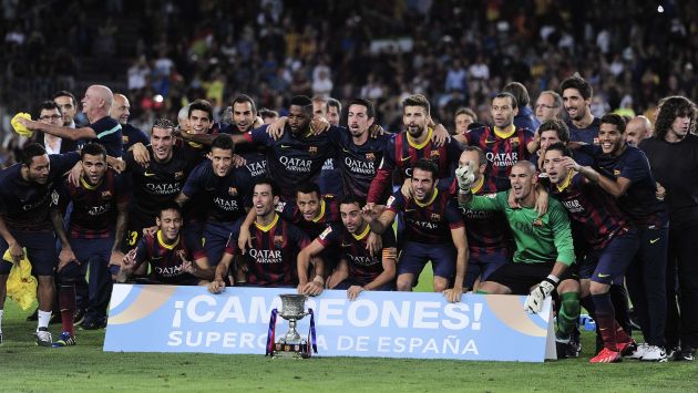 El plantel del Barcelona posa junto a la copa. (AFP)