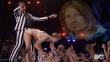 MEMES: Le ‘dan con palo’ a Miley Cyrus por actuación en los MTV