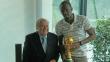 Usain Bolt visitó la FIFA y posó con la Copa del Mundo