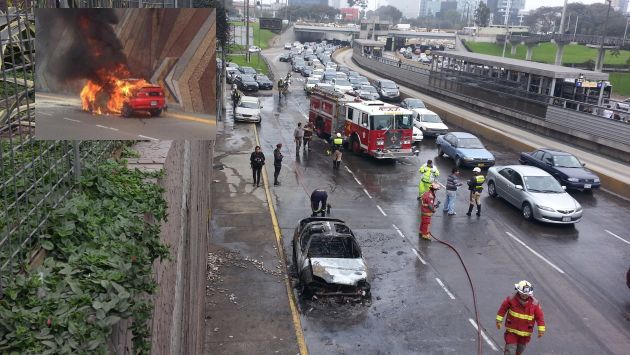 Así quedó el auto que se quemó en la Vía Expresa. (Perú21/Shirley Ávila)