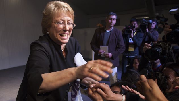 SE LA LEVA. Michelle Bachelet ganaría en primera vuelta. (AFP)