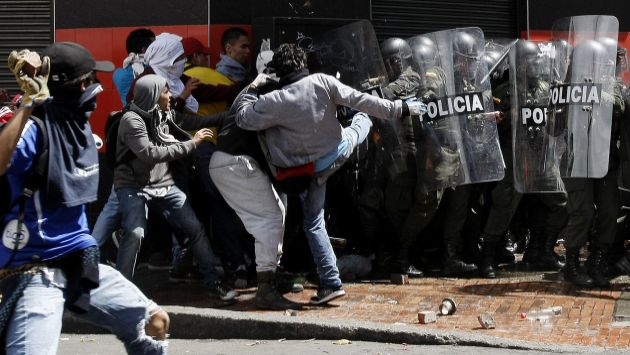 Bogotá vivió ayer una jornada violenta por el paro. (EFE)