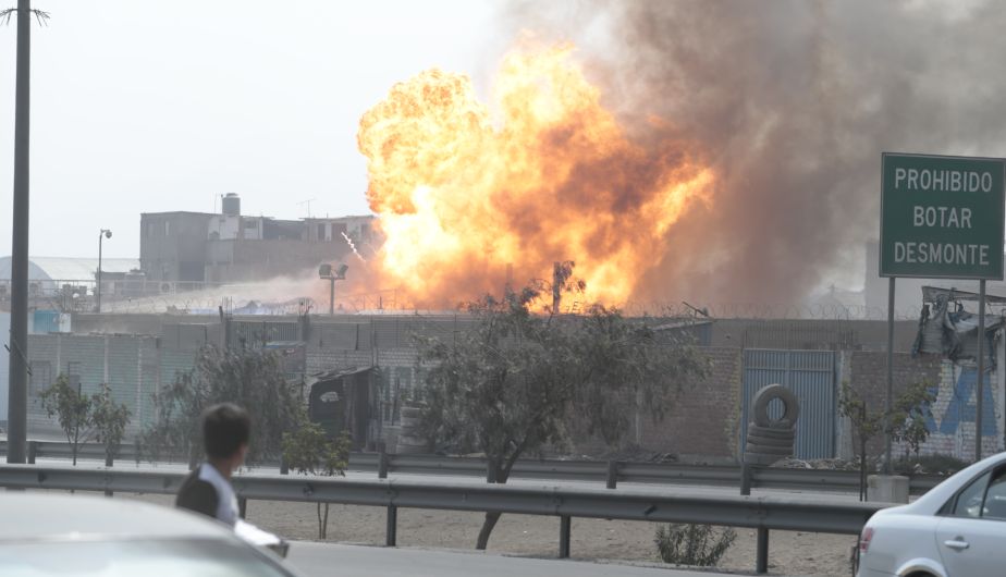 Una serie de explosiones y un posterior incendio se registró esta tarde en la planta de Pecsa en Huachipa. (César Fajardo)