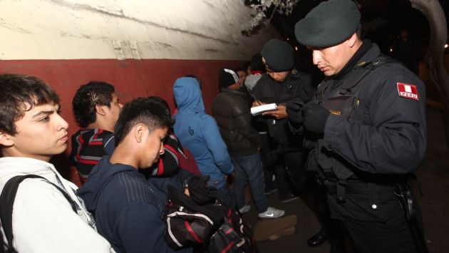 Policías pidieron documentos de identidad a los hinchas. (Leonardo Fernández/Depor)