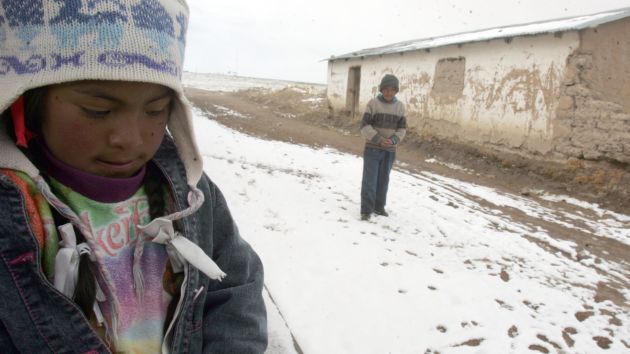 Niños de la localidad arequipeña de San Antonio de Chuca no solo soportan bajas temperaturas. (Heiner Aparicio)