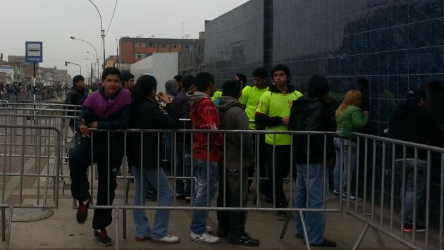 Los hinchas se aglomeraron para adquirir una entrada. (Carlos Lara Porras/Peru21)