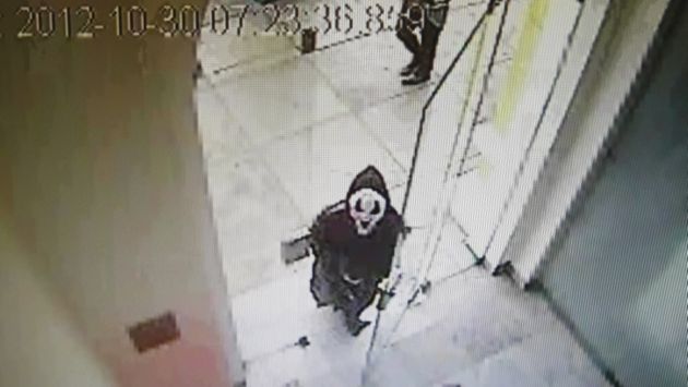 NO HAY LÍMITES. Hampón disfrazado como ‘Scream’ burló la seguridad de banco en Miraflores. (Imagen de TV)