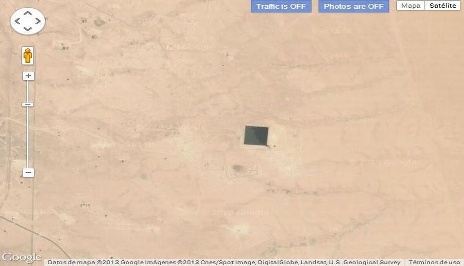 Sabriya (Kuwait). Este lugar aparece ‘píxeleado’. No es el espacio lo que se oculta. Debajo del mismo existe un refugio de petróleo. El gobierno de Kuwait le pidió formalmente a Google que lo borrara. ¿Ocultarán algo más? (Google Maps)