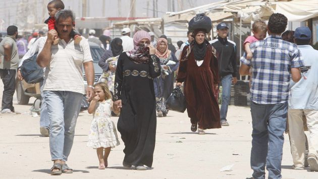 Miles de sirios huyen de la violencia hacia Turquía, Irak, Jordania y Líbano. (EFE)