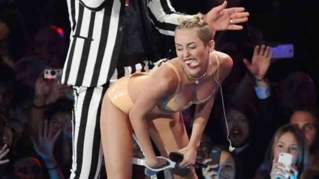 Miley Cyrus y su polémica presentación siguen levantando polvo. (AP)