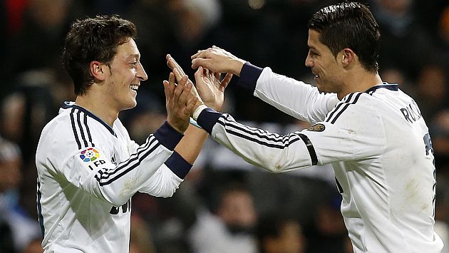 Cristiano Ronaldo y Mesut Ozil, cómplices que se separan. (Reuters)