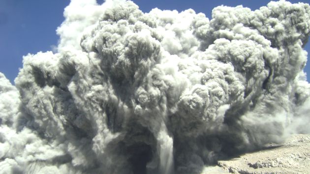 Una de las explosiones registradas ayer en el volcán Ubinas. (Difusión)