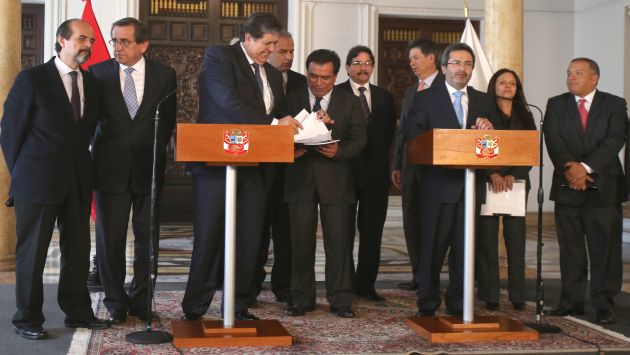 NO PIDE CARGOS. Alan García entregó sus propuestas y le dejó saludos al presidente Ollanta Humala. (Martín Pauca)