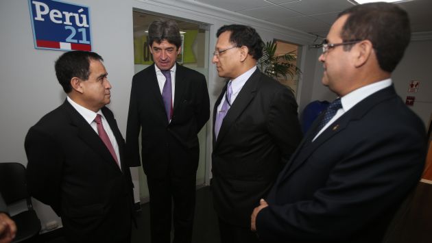 VISITA. Congresistas Otárola e Iberico se reunieron con el director de Perú21, Fritz Du Bois. (Martín Pauca)