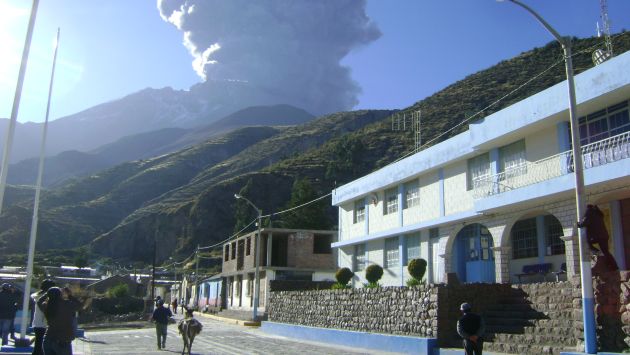 MONTAÑA ACTIVA. Desde el domingo, el volcán Ubinas registra explosiones y emisiones de cenizas. (Difusión)