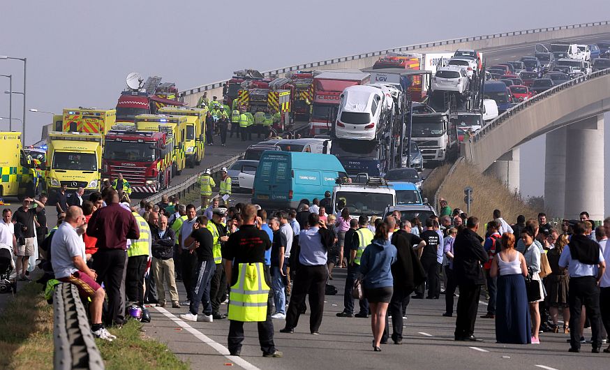 Más de 100 autos se vieron involucrados en un enorme choque en fila en un puente ubicado al este de Londres. (AP)