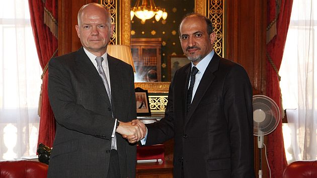 William Hague y Ahmad Yarba se reunieron en Londres. (EFE)