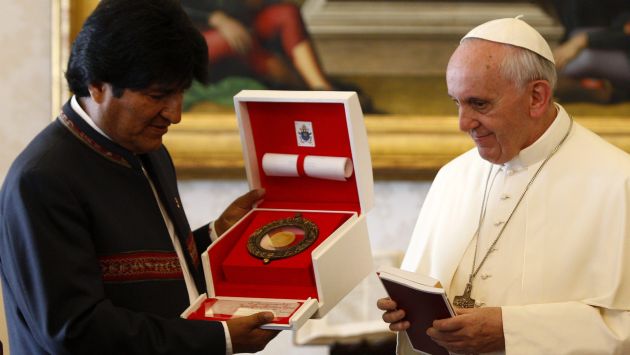 Papa Francisco y Evo Morales intercambiaron presentes. (Reuters)