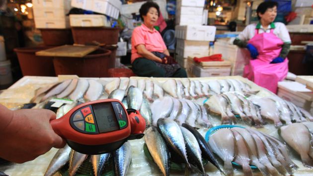 Inspección a productos marinos japoneses en mercado de Seúl. (AP)