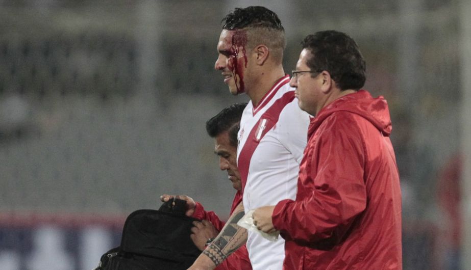 Guerrero sufrió un corte en la cabeza por un codazo de Gargano. (Reuters)