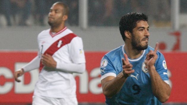 Luis Suárez celebra tras anotar, de penal, su primer gol a Perú. (AP)