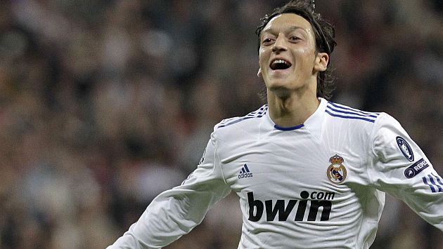 Mesut Ozil dejó el Real Madrid por su disipada vida nocturna. (AP)