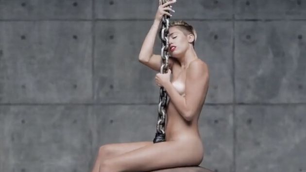 Miley Cyrus se luce sin ropa durante una demolición. (YouTube)