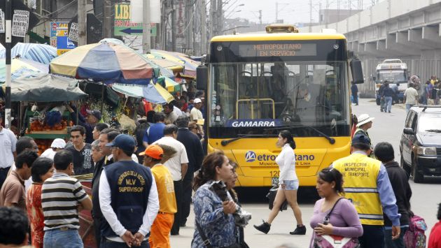 IMPROVISADO. Buses circulan junto al transporte convencional. (Andina)