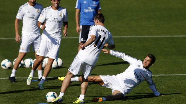Ya calentó. Bale no demoró en demostrar su categoría y  lo hizo ante Cristiano Ronaldo. (Reuters)