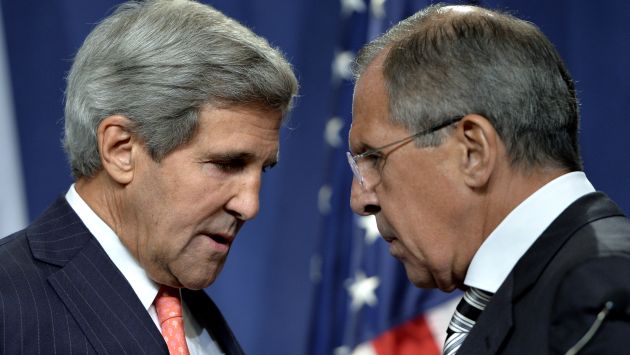 John Kerry y Serguei Lavrov tras anunciar acuerdo en Ginebra. (AP)