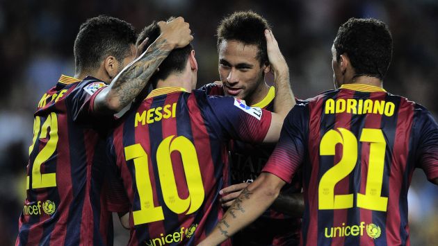 Neymar y Lionel Messi celebran un tanto del Barcelona. (AFP)