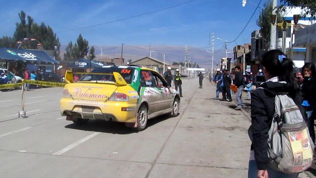 Policías detuvieron al vehículo a su llegada a la meta. (FOTO: Diario Correo de Huancayo/Epensa)