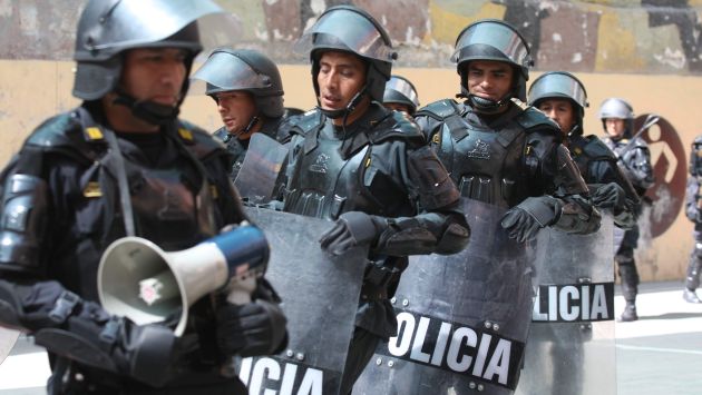 La Policía Nacional reforzó la seguridad en los alrededores de la sede del evento minero. (Heiner Aparicio)