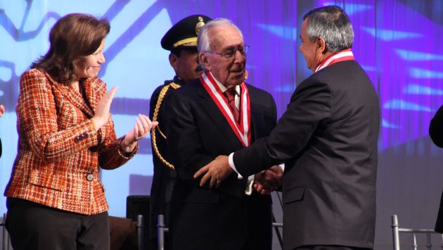Bedoya Reyes recibió distinción durante ceremonia en la Plaza San Martín. (Difusión)