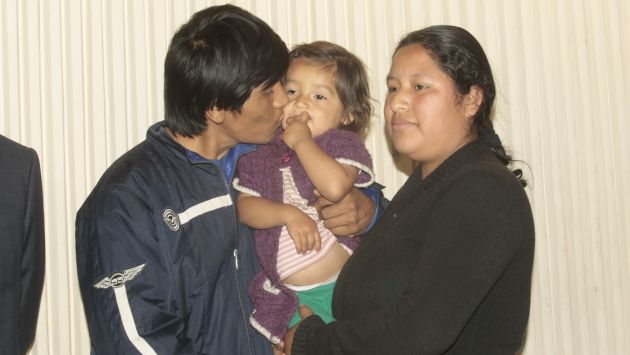 FINAL FELIZ. La pequeña se reencontró con su madre después de 15 días en cautiverio. (Andrés Cuya/USI)