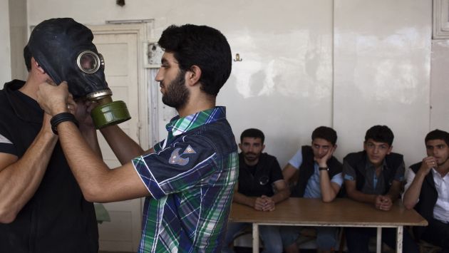 Universitarios de Alepo son adiestrados en el uso de máscaras antigas. (AFP)