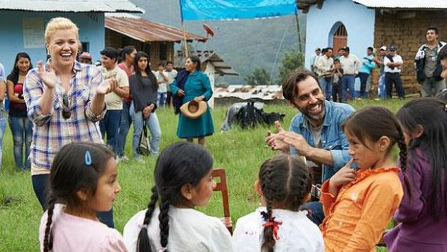 Clarkson junto a niños de comunidad peruana. (Green Mountain Coffee)